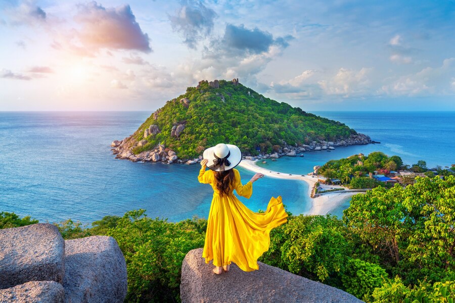 beautiful-girl-standing-viewpoint-koh-nangyuan-island-near-koh-tao-island-surat-thani-thailand_335224-1094_freepik